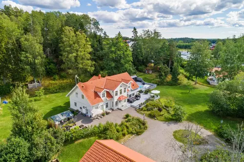 Takbyte villa med tegelpannor