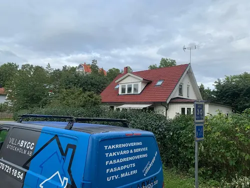 Takbyte villa med röda tegelpannor